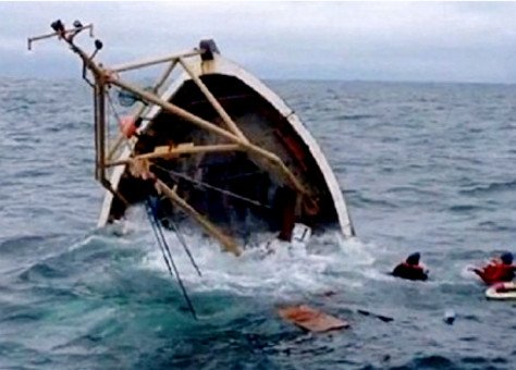 عشرة مفقودين إثر إصطدام قارب للصيد وسفينة تجارية بسواحل الداخلة