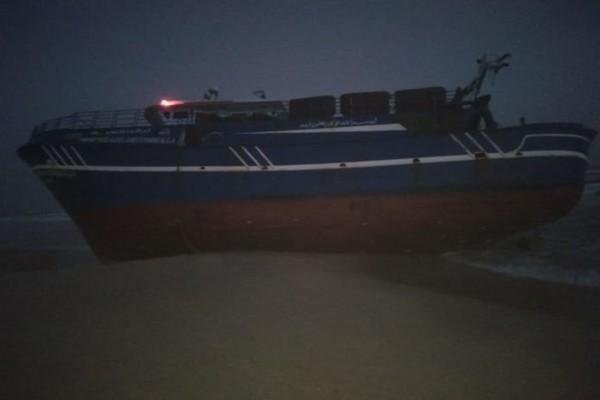 جنوح قارب مصري وإجلاء خمس بحارة بسواحل الداخلة