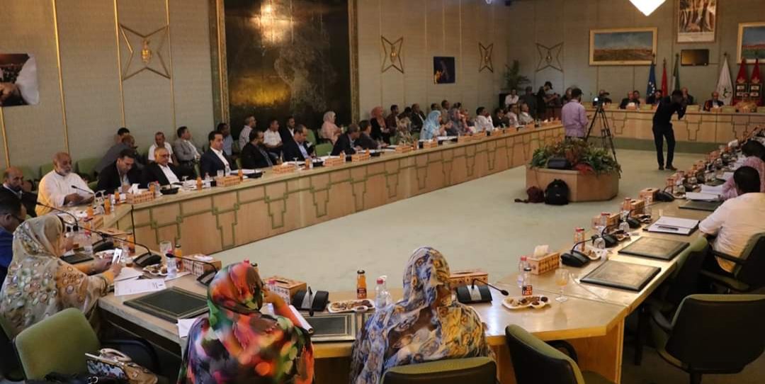 جماعة العيون تصادق على اتفاقية جديدة للنقل الحضري