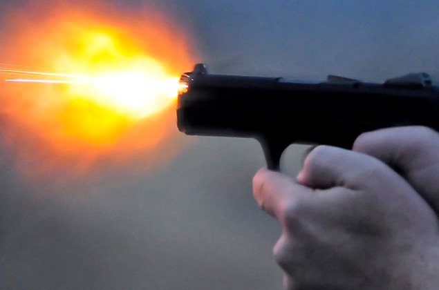 كلميم.. مقدم شرطة يضطر لاستخدام سلاحه لتوقيف شخص عرض سلامة المواطنين وعناصر الشرطة لتهديد خطير