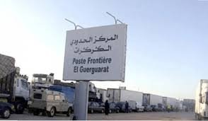 بالفيديو.. سائقو الشاحنات يحتجون على غلق معبر الكركرات