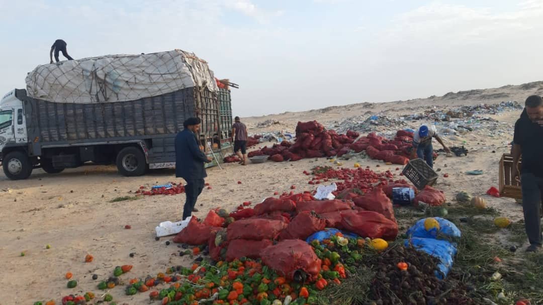 بالفيديو.. خسائر بملايين الدراهم والسائقون يتخلصون من بضائعهم في الكركرات
