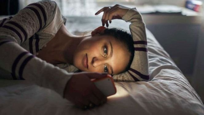 خطير.. استخدام الهاتف في الظلام يفقدك بصرك