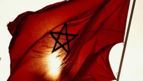 مئات المغاربة يلتئمون بباريس للتنديد والاحتجاج بتدنيس العلم الوطني