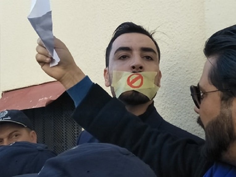 الصحفيون الجزائريون ينتفضون ضد الرقابة والتضيقات