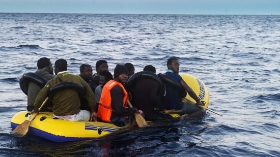 السلطات الإسبانية تتعقب قاربا للهجرة السرية بجزر الكناري وآخر عاد للداخلة