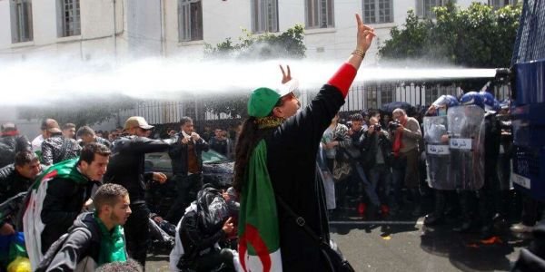الجزائريون بالخارج يصوتون على رئيسهم الجديد و المحتجون يصفوهم بالخونة