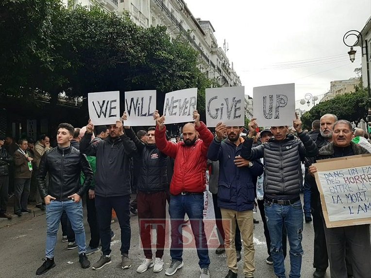 ”جابوه للمرادية باينة مسرحية” .. من بين شعارات رددها شباب الحراك بالجمعة الأولى بعد إعلان تبون رئيسا للجزائر