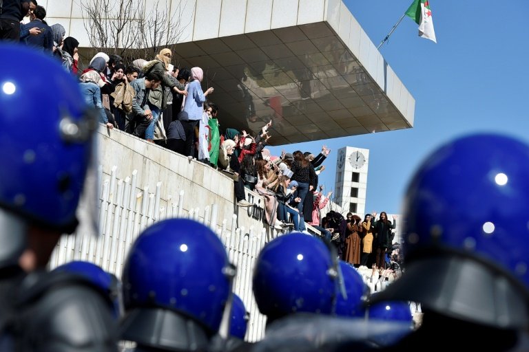 أورابح : “تبون سيمضي معظم عهدته في البحث عن شرعية سياسية مستحيلة”