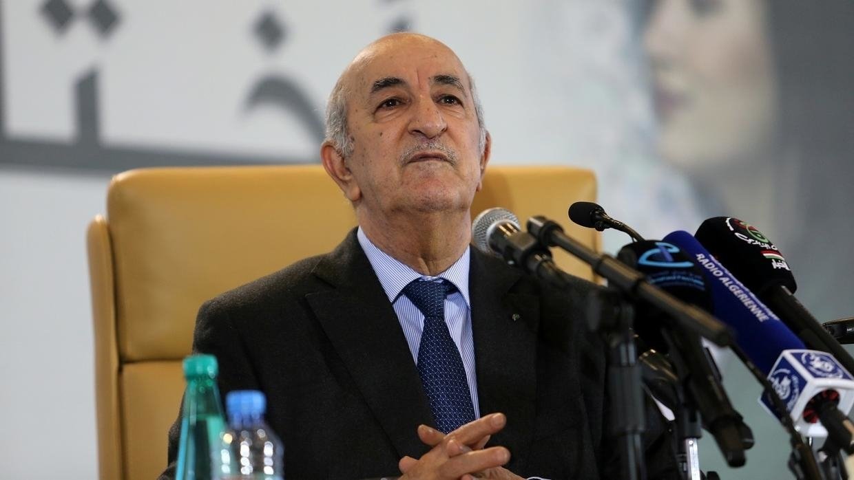 الرئيس الجزائري الجديد يتخلى عن لفظ الفخامة و يلتزم بعهدتين رئاسيتين فقط