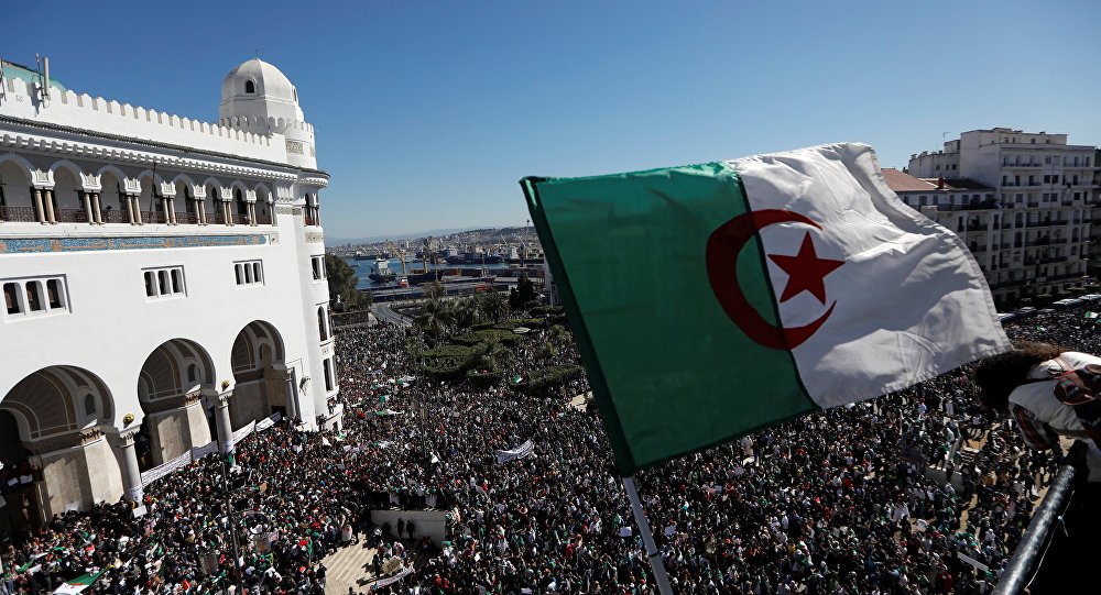 الجمعة 44 من عمر الحراك الجزائري .. المتظاهرون يرفعون شعارات ”لن نتحاور مع مزوّرين”
