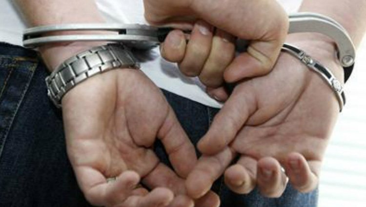 شرطي يشهر سلاحه الوظيفي لتوقيف شخص من ذوي السوابق القضائية