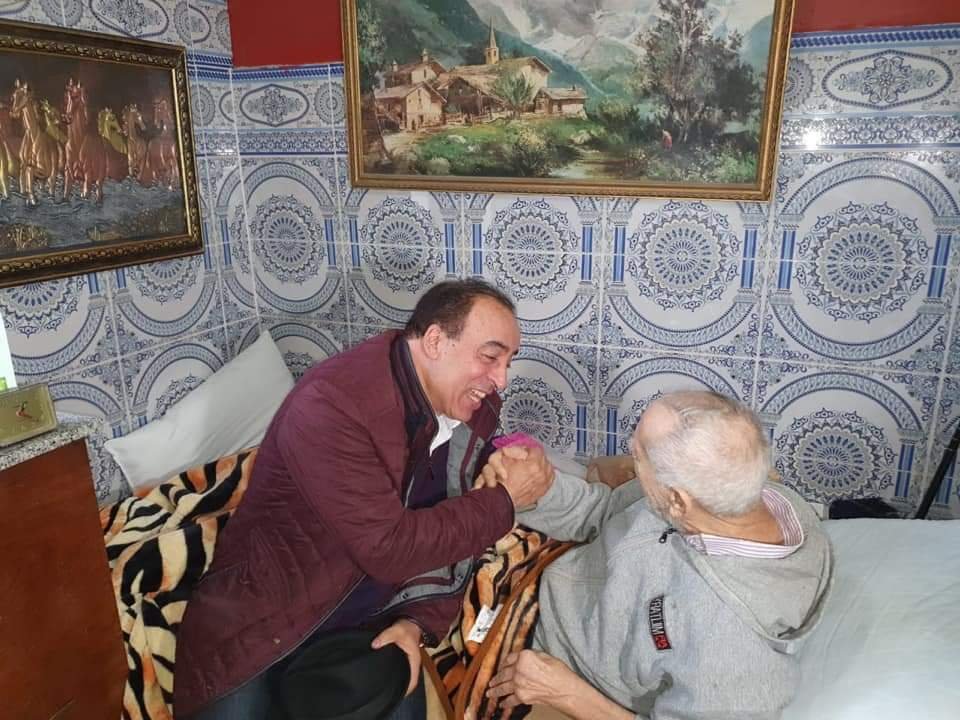 في بادرة انسانية الوزير عبيابة يقوم بزيارة خاصة للفنان المغربي محمد الخلفي، التفاااصيل
