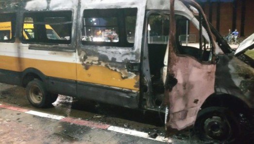 حريق يلتهم سيارة  للنقل المدرسي في العيون