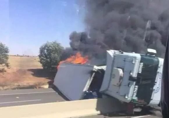 النيران تلتهم شاحنة وحافلة للمسافرين بالكامل على مستوى طريق 44 في اتجاه مراكش وتقطع الطريق في الإتجاهين