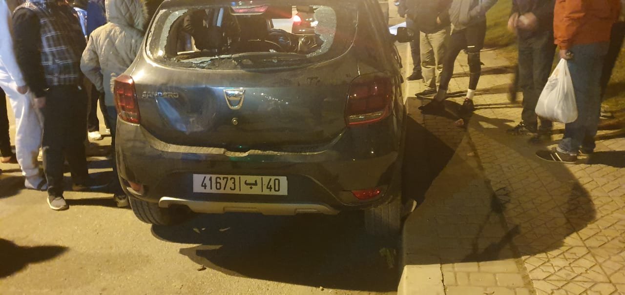 أعمال شغب الآن بملعب الكبير بطنجة ..رشق سيارات الأمن بالحجارة واضرام النار في الحاويات