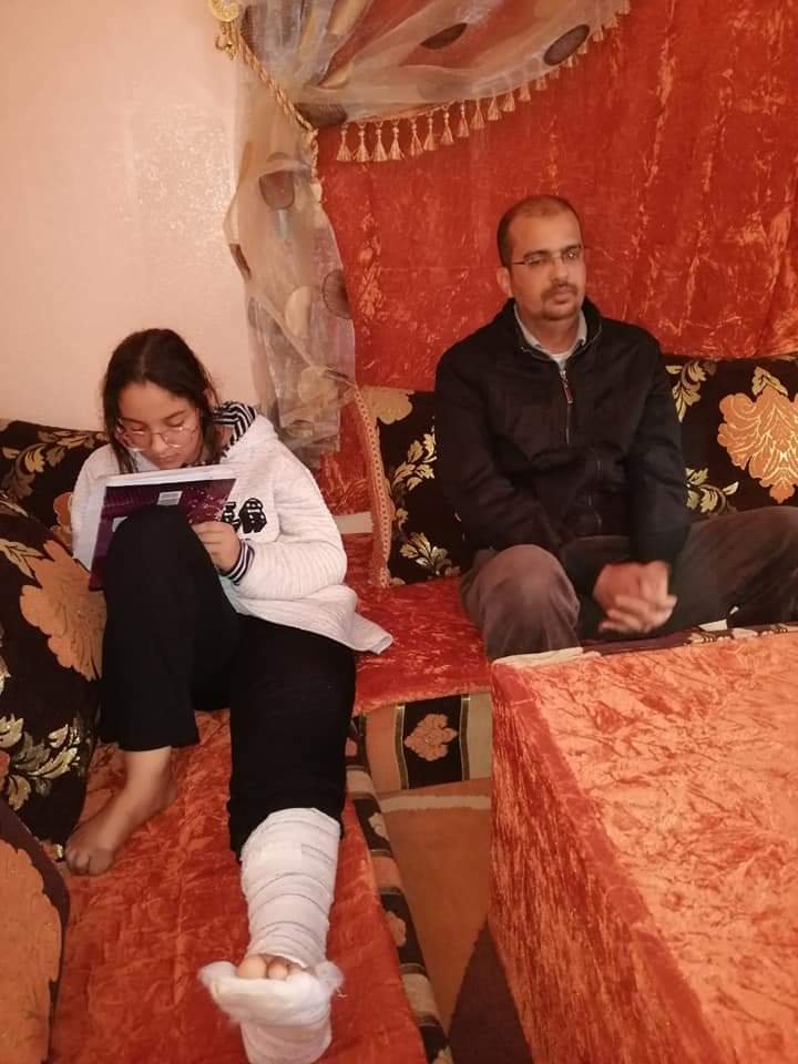 العيون.. في بادرة إنسانية تلميذة تجتاز الامتحانات بمنزل والديها بعد اصابتها على مستوى القدم، التفاااصيل