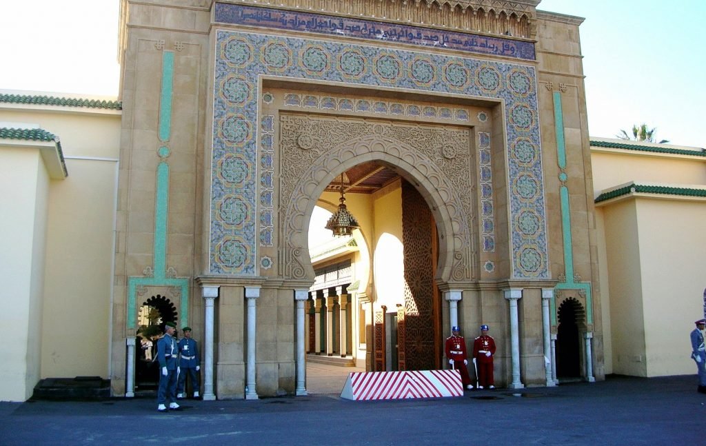 مثير للغاية .. سرقة مجوهرات من القصر الملكي تسقط مسؤولاً بالاستعلامات وتكشف عن تورط خادمة وموظفين وتجاراً