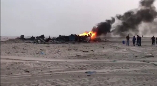 السلطات تُحرق قوارب صيد غير قانونية بالداخلة يتم إستعمالها للهجرة السرية