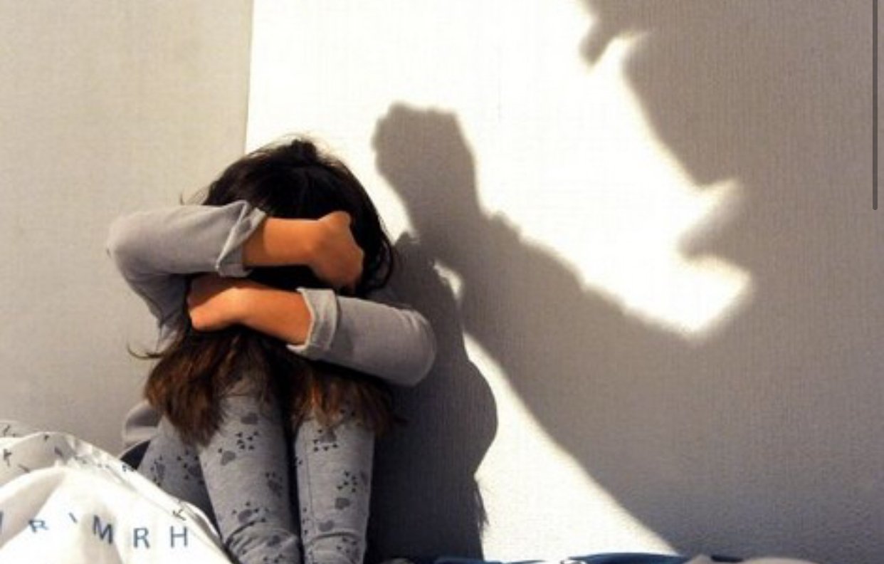 أبوين يتورطان في تعريض طفلتهما للإيذاء والحرق