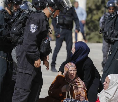 قوات الاحتلال تقتحم باحات المسجد الأقصى وتعتدى على المصلين قبل زيارة بينس كتب: أحمد جمعة