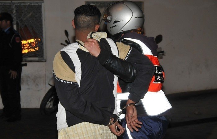 توقيف ثلاثة أشخاص من بينهم قاصر بتهم السرقة بالعنف باستعمال السلاح الأبيض بمدينة الداخلة