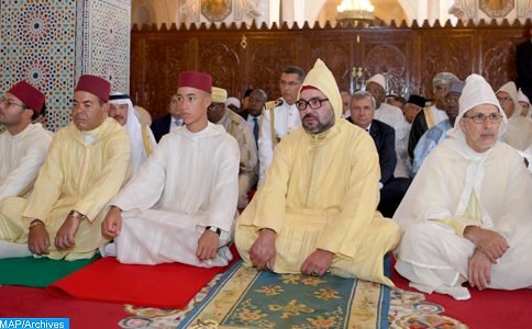 أمير المؤمنين يؤدي صلاة الجمعة بمسجد خالد بن الوليد بمدينة أكادير