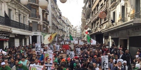 الجزائريون يستمرون في الإحتجاج للجمعة الـ51