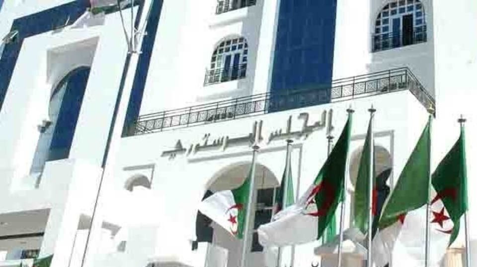 لجنة تعديل الدستور في الجزائر .. رغبة حقيقية في التغيير أم إلتفاف على الحراك؟