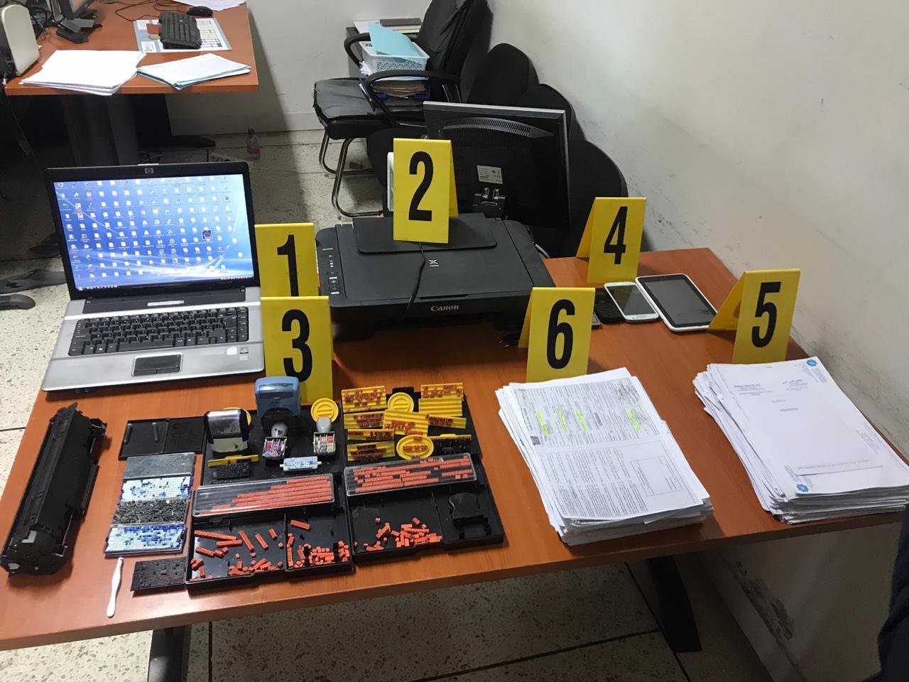 بني ملال .. توقيف شخصين للاشتباه في تورطهما في قضية تتعلق بتزوير ملفات الاستفادة من برامج التغطية الصحية واستعمالها (بلاغ)  مجتمع وجهات