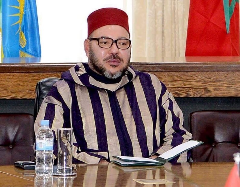 جلالة الملك محمد السادس يخصص طائرة خاصة لنقل الطفل يحيى الذي افترسه كلاب ضالة بالراشيدية للعلاج في هولندا