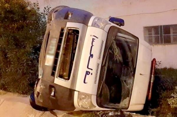 جرحى نتيجة انزلاق سيارة اسعاف واصطدمها بجانب الطريق بمدخل الحسيمة