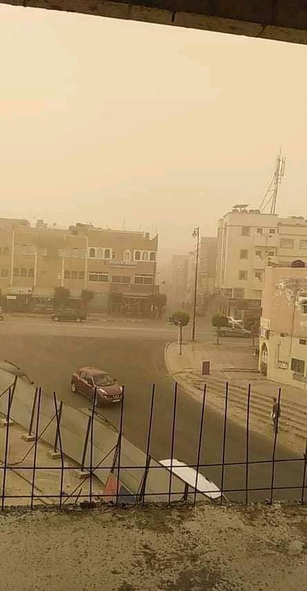 لليوم الثاني عواصف رملية تضرب مدن الصحراء الفيديوا من مدينة العيون صباح يومه الأحد