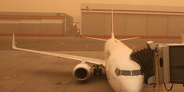 اضطراب حركة النقل الجوي في جزر الكناري بسبب العواصف الرملية .. إشادة بالدعم والتضامن المغربي