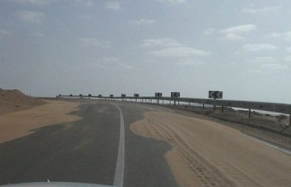 انقطاع الطريق الوطنية بين العيون وكلتة زمور والطريق الجهوية بين العيون وطرفاية بسبب زحف الكثبان الرملية