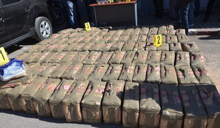 تفكيك شبكة تنشط في مجال الترويج الدولي للمخدرات وحجز طن و482 كلغ من مخدر الحشيش