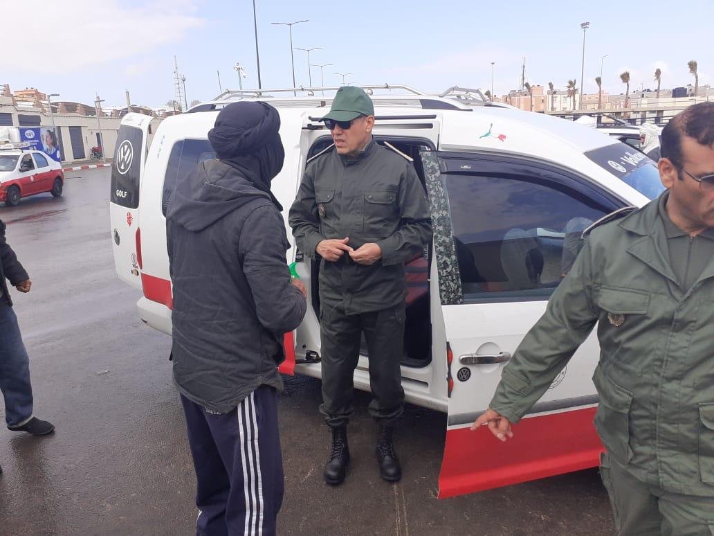 والي جهة العيون الساقية الحمراء بالبدلة العسكرية الحربية  يقف على عملية تعقيم السيارات و الطاكسيات و كذا مطالبة الساكنة بالمكوث بمنازلهم *بالفيديو و الصور *