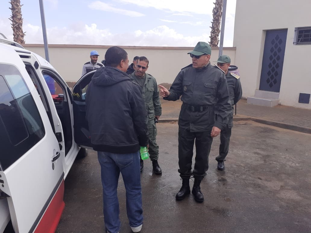 والي جهة العيون و رجالاته دايرين حملة كبيرة وسط المدينة، أو لي ما لتازمش بالإجراءات الاحترازية أو تلاعب بالأسعار غادي يطبق عليه القانون مع ظروف التشديد، التفاااصيل