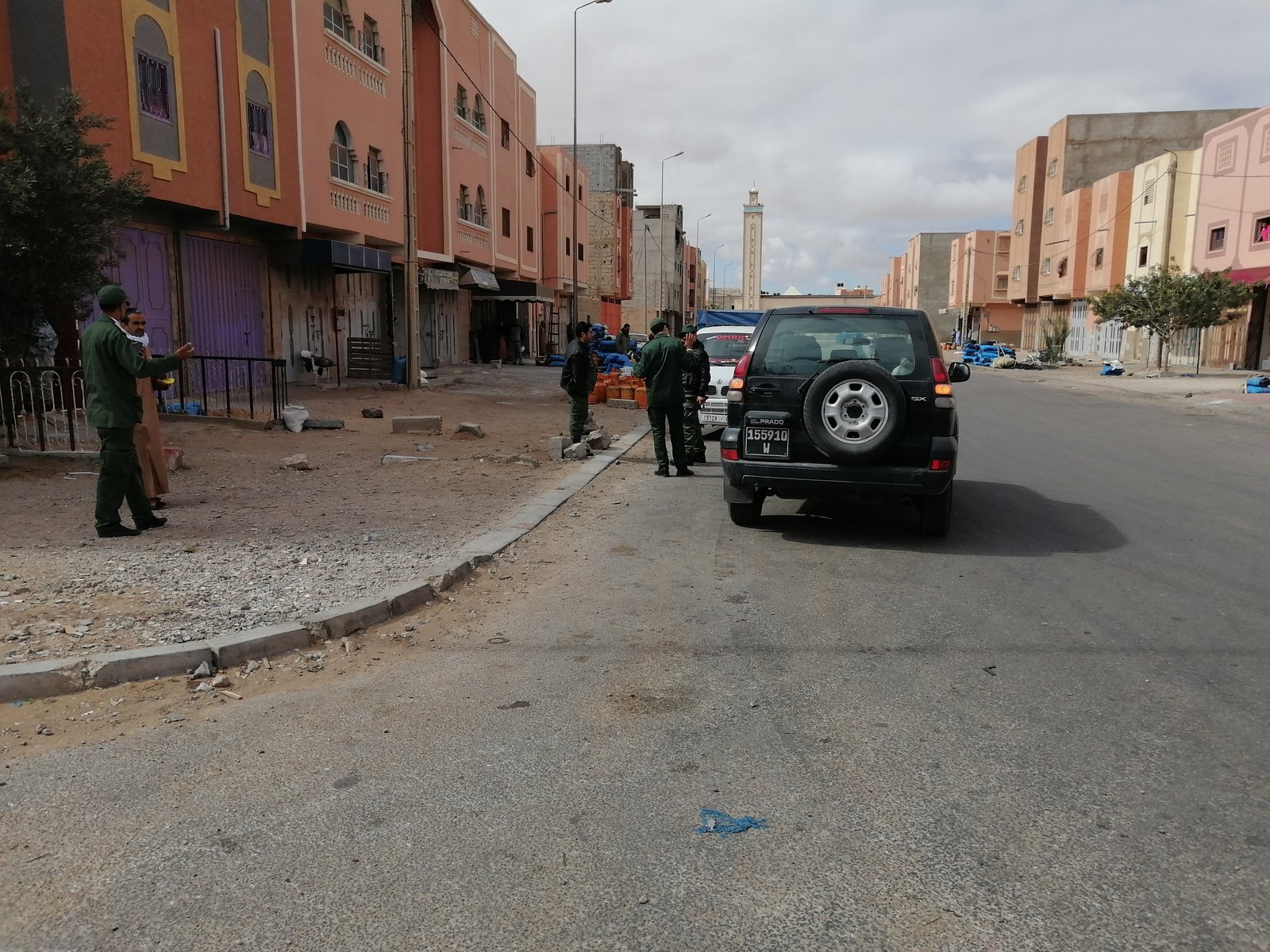 حصلا خايبا هاذي…. . والي جهة العيون  شد تاجر ف حالة تلبس يتلاعب في أثمنة المواد الغذائية الأساسية،