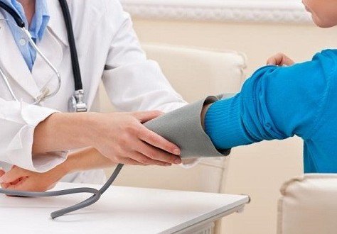 طبيب مُصاب بكورونا يفحص المرضى ويُجري العمليات..النيابة العامة و وزارة الصحة تفتح تحقيق في الموضوع
