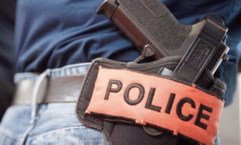 بوجدور..مقدم شرطة يضطر لاستخدام سلاحه الوظيفي لتوقيف شخص عرض حياة موظفين عموميين للخطر