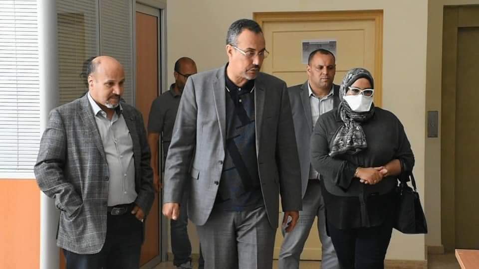 على خلفية جائحة كورونا: المجلس الجهوي يساهم في تخفيف العبء على قطاع الصحة بتسليم سيارتي إسعاف ومعدات للحماية.