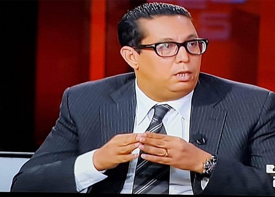 اذا لم تستطع ان ترمي السلطة بالورود فلا ترميها بالحجر