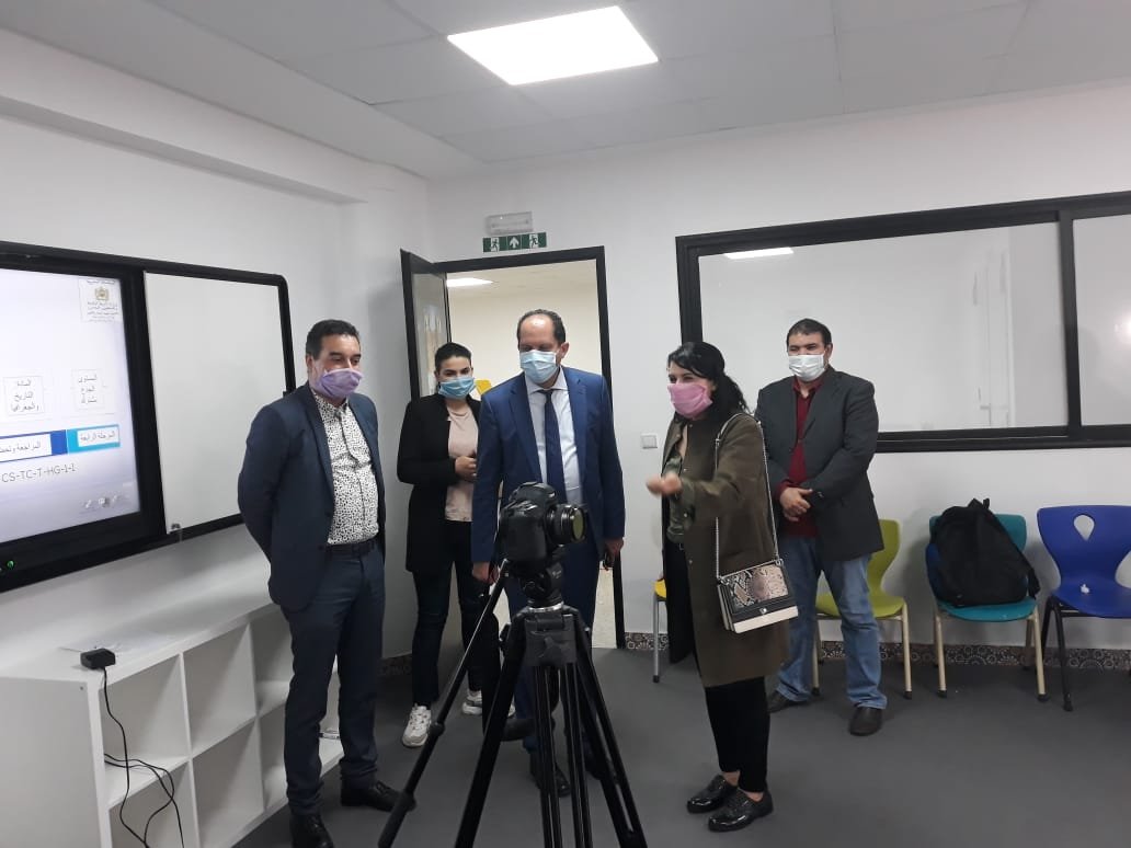 مدير الأكاديمية الجهوية للتربية والتكوين لجهة الدار البيضاء-سطات يتفقد ميدانيا عملية انتاج الموارد الرقمية بمديرية عين الشق