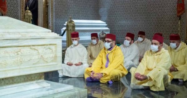 صورة الملك محمد السادس بالكمامة بضريح محمد الخامس تثير إعجاب المغاربة