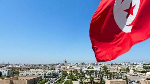 تونس تعيد فتح المساجد والمقاهي والمطاعم وتخفف قيود الحجر