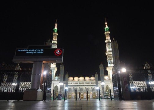 المسجد النبوي يعيد فتح أبوابه للمصلين بعد شهرين من الإغلاق