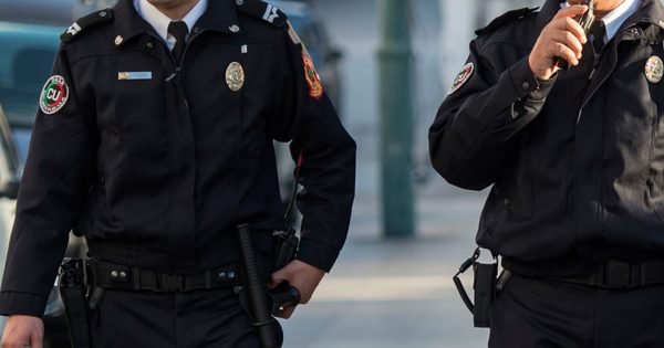 شرطي يشهر سلاحه الوظيفي لتوقيف شخص خطير