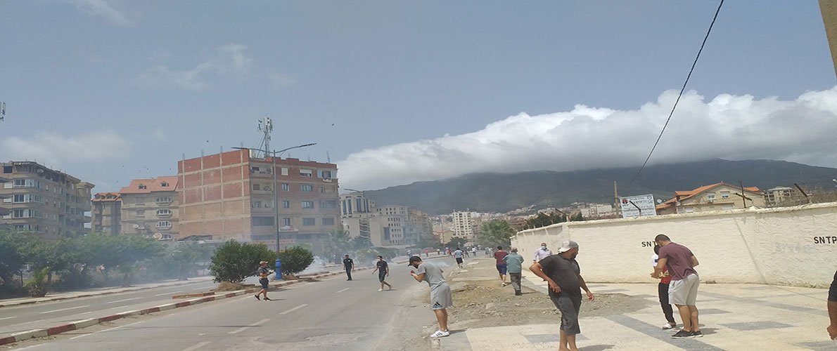 بجاية الجزائرية تشهد مواجهات عنيفة بين رجال الأمن و متظاهرين