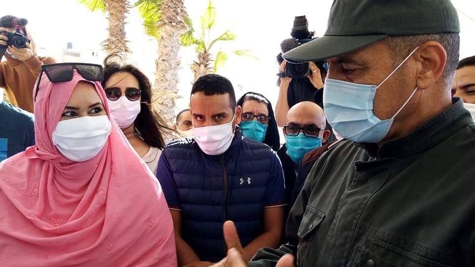 والي جهة العيون يشرف شخصيا على انطلاق حملة تحسيسية ضد كوفيد 19 بعد انفجار بؤر صناعية بالمرسى و فشل المتدخلين  في حمايتها ، التفاااصيل